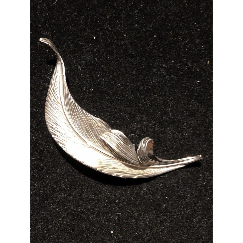 Vintage Giovanni Signed Leaf Textured Silver Tone Pin Brooch